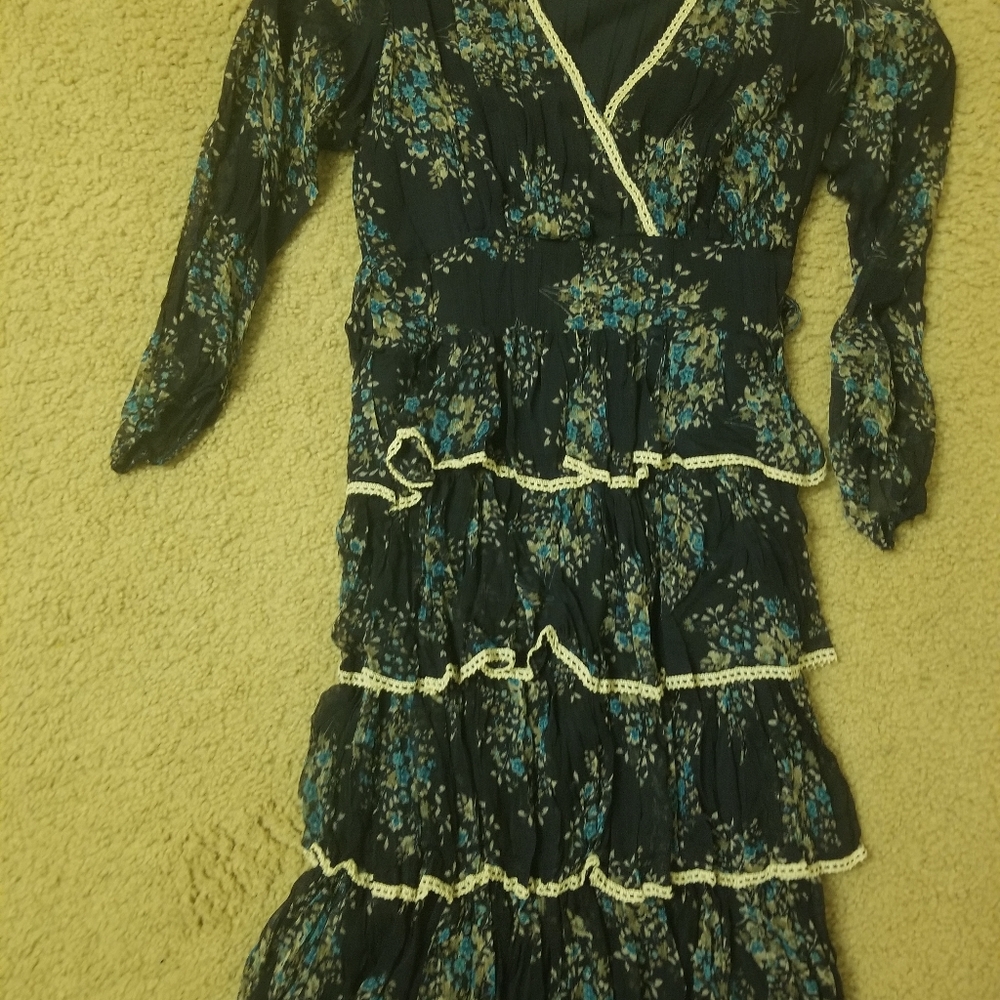 Super cute short ruffle floral dress size 6